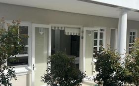 Two On Milner - Oak Tree Cottage - Stylish Open-Plan Guesthouse In Rondebosch